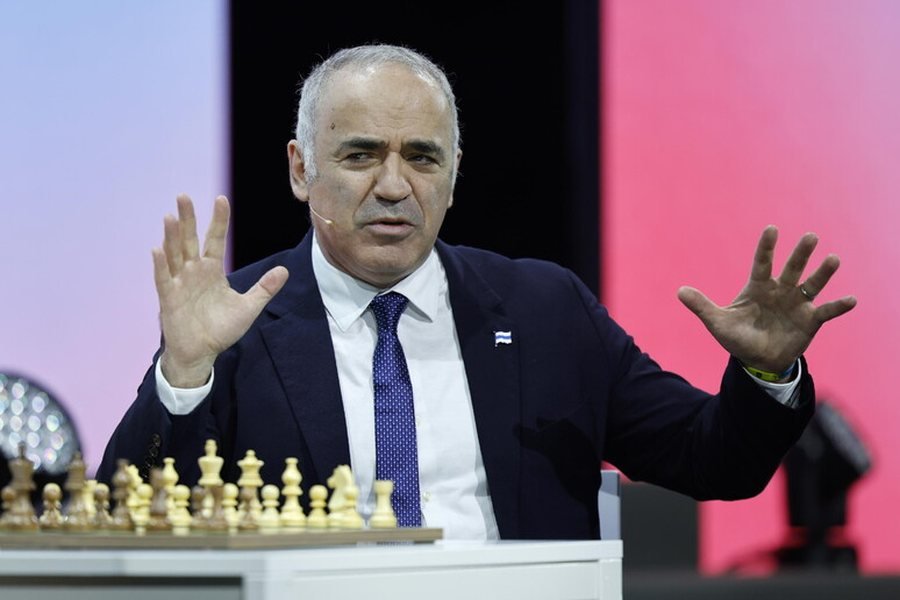 Akuzohet për veprimtari terroriste, Rusia lëshon urdhër arresti për kampionin e shahut