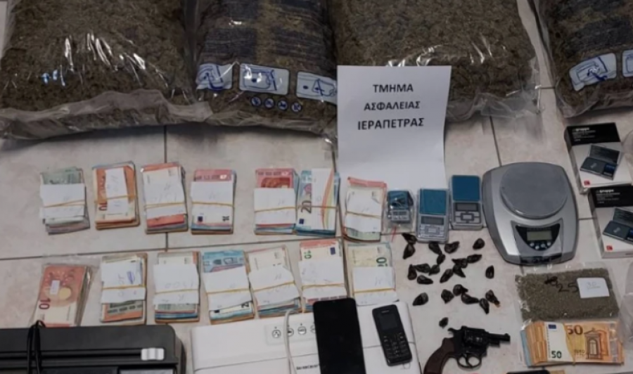 Lihet në burg shqiptarja në Greqi, policia i gjeti në banesë mbi 10 kg drogë dhe bllokun e klientëve