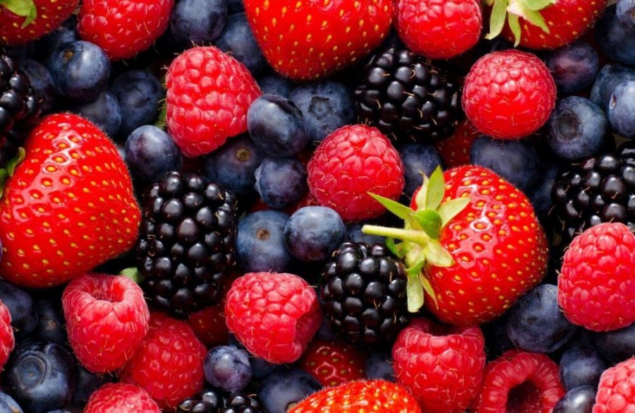 Të pasura më lëndë ushqyese dhe veti anti kancerogjene, ja disa arsye pse duhet të përfshini frutat e pyllit në dietën tuaj