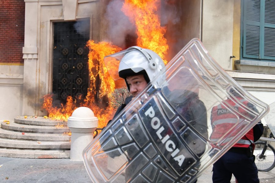FOTOREPORTAZH/ Çfarë ndodhi gjatë protestës qytetare përpara bashkisë