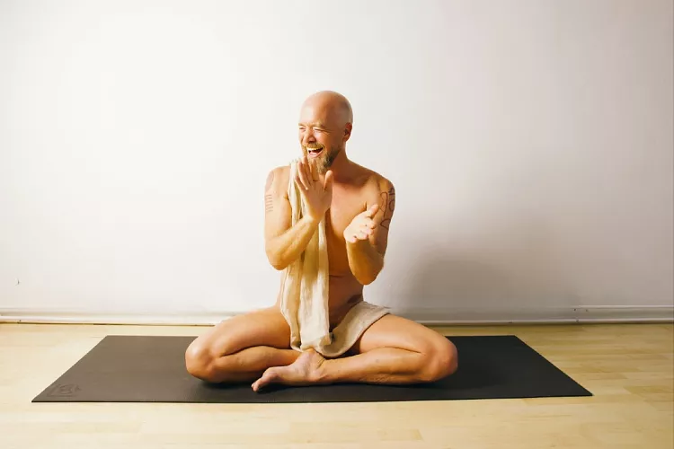 A është joga lakuriq në listën tënde? Tani është koha për ta provuar