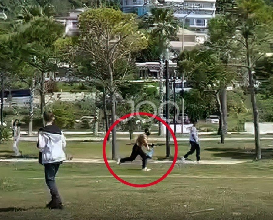 VIDEO/ E rëndë në Vlorë, një person me thikë në dorë, tenton të qëllojë disa fëmijë