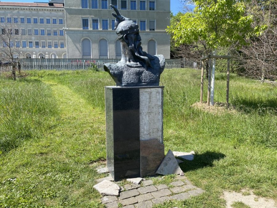 FOTO/ Dëmtohet busti i ‘Skënderbeu’ në Gjenevë, policia nis hetimet…