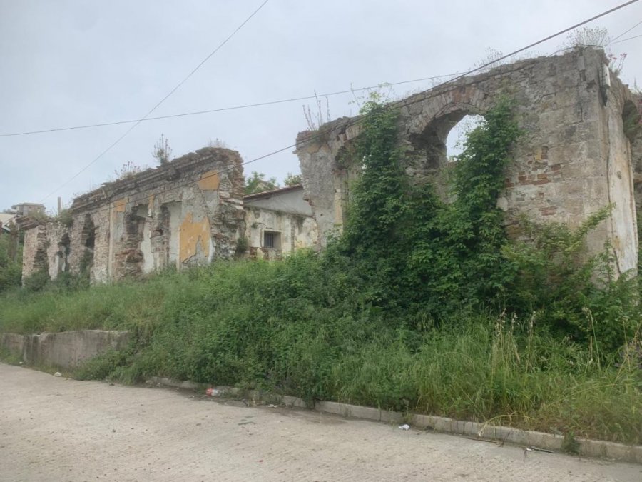 REPORTAZHI/ Ndërtesa ku u burgosën martirët e fesë në Durrës po rrënohet