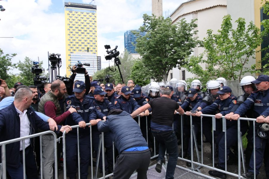 Protesta qytetare para bashkisë/ Policia e Ballës nis arrestimet politike
