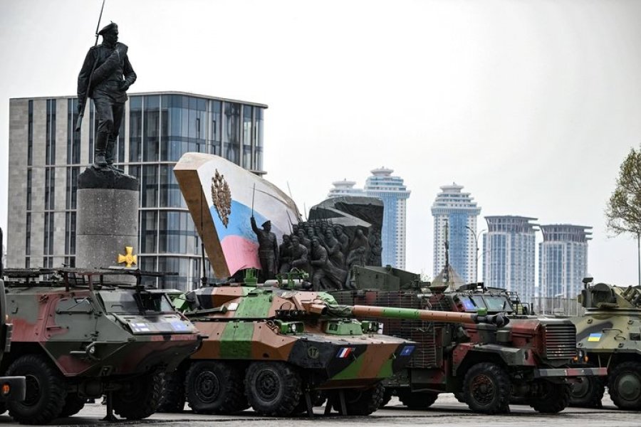 Tanke amerikanë, turq, francezë e gjermanë. Putin ekspozon në Moskë trofetë e luftës në Ukrainë