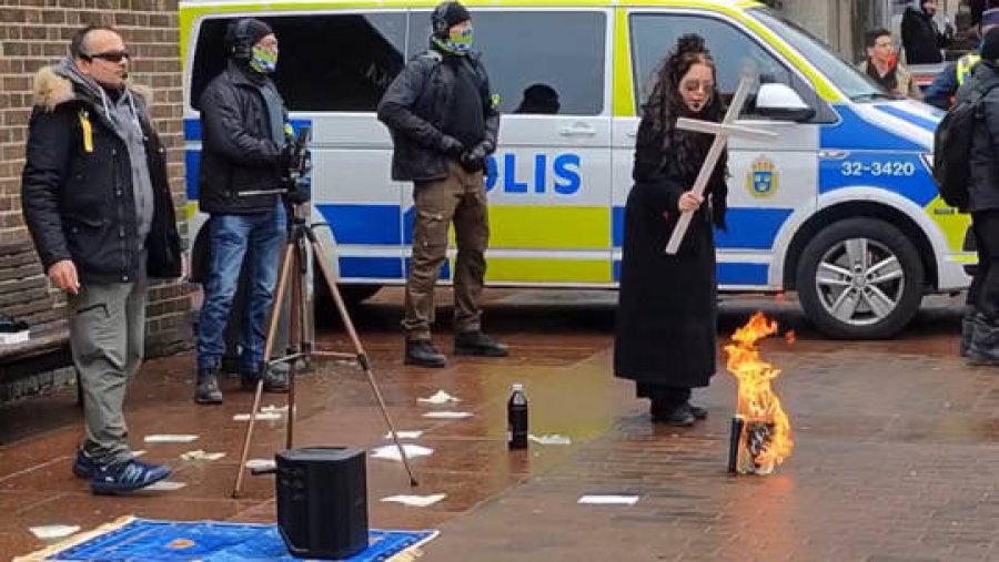 VIDEO/ Një grua djeg Kuranin në kryeqytetin suedez