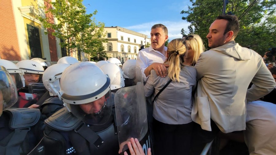 Blushi: Dhëmb për dhëmb me këtë regjimi të kalbur, kryehajduti i Tiranës u struk në vrimën e miut