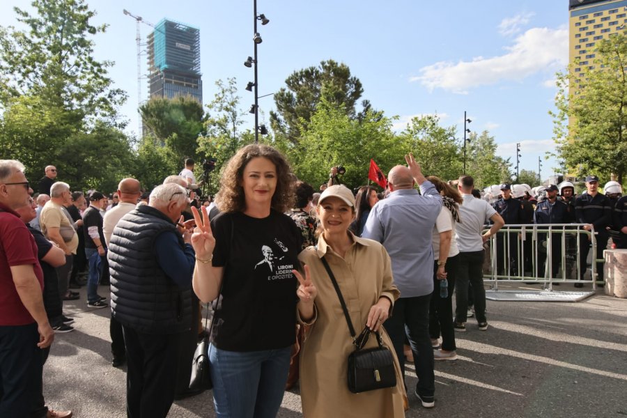 Protesta për largimin e Veliajt, Argita Malltezi i bashkohet qytetarëve kundër hajdutit