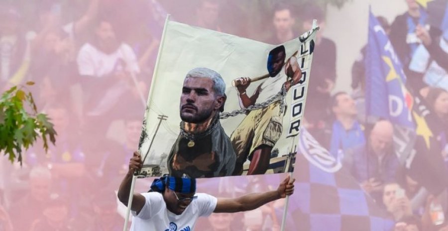Dumfries pendohet për banerin me Theo Hernandez gjatë festës së titullit kampion me Interin