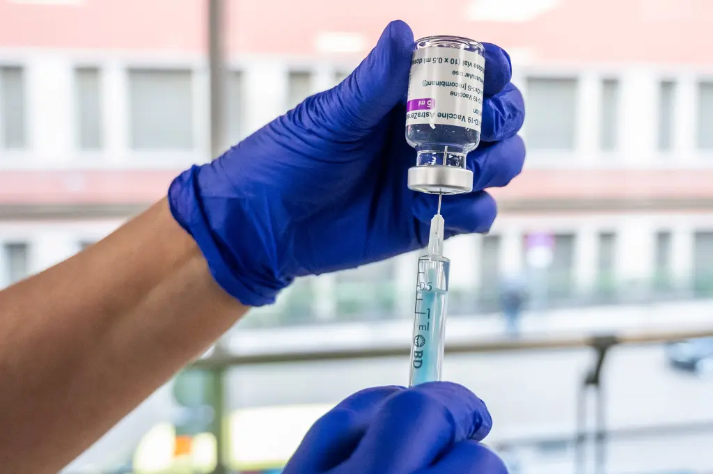 AstraZeneca pranon efektin anësor të rrallë e vdekjeprurës të vaksinës anti-covid