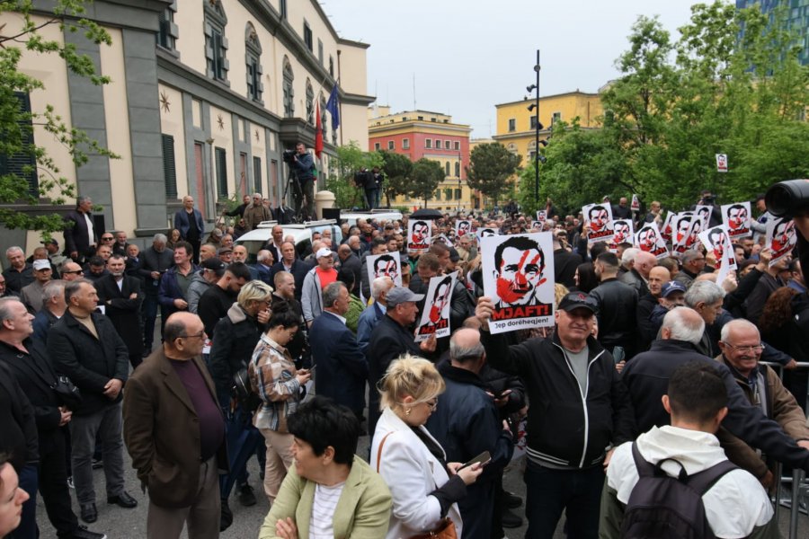 SOT/ Opozita në protestë para Bashkisë së Tiranës, ditën kur mblidhet Këshilli Bashkiak