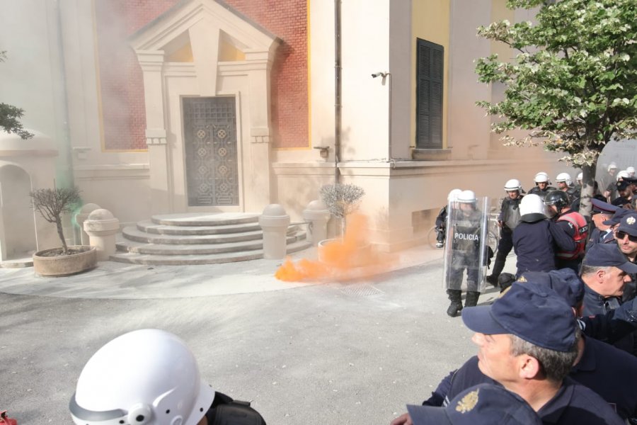 Protesta/ Revolta qytetare kundër hajdutit Veliaj, tymyese dhe zjarr ndaj ‘folesë’ së grabitësve