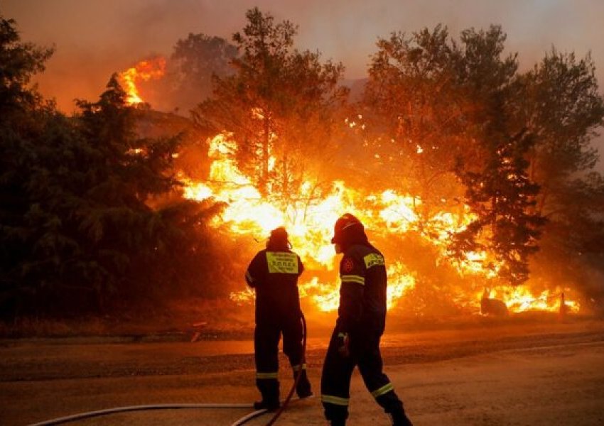 Zjarri masiv kërcënon Afratin, forcat zjarrfikëse greke luftojnë për të mbrojtur banesat