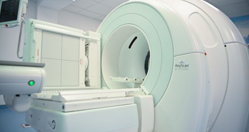 Vështirësitë për sigurimin e materialit të aparaturës PET/CT, kufizojnë skanimet në QKUK