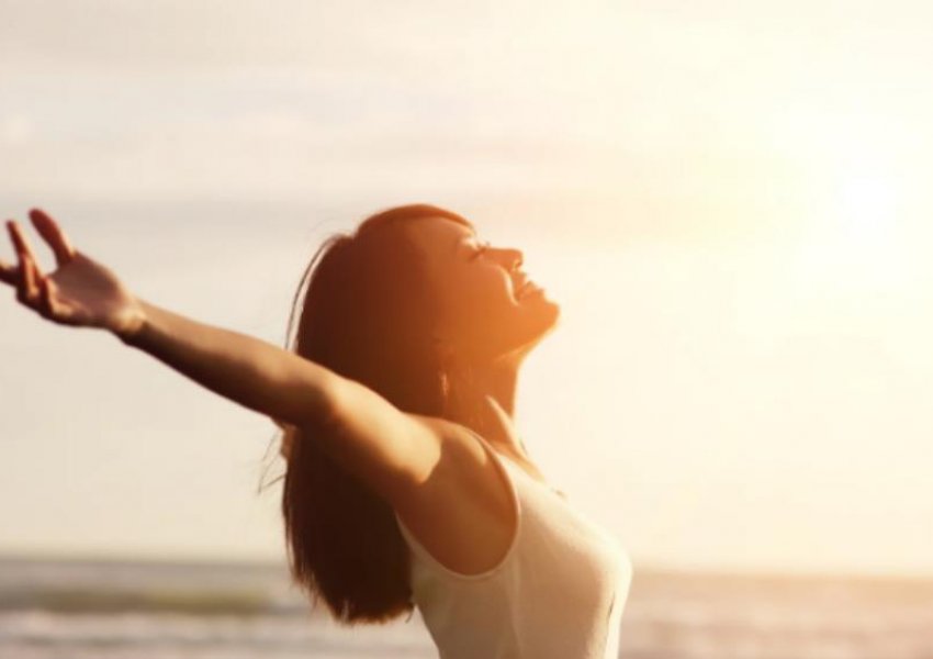 Si i ndihmon trupit tonë vitamina D?