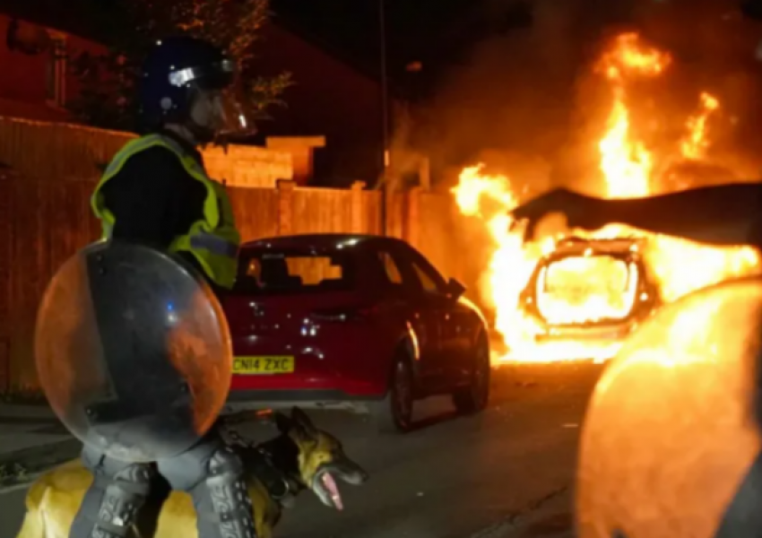 Protestat në Londër pas sulmit me thikë në një shkollë, arrestohen mbi 100 persona