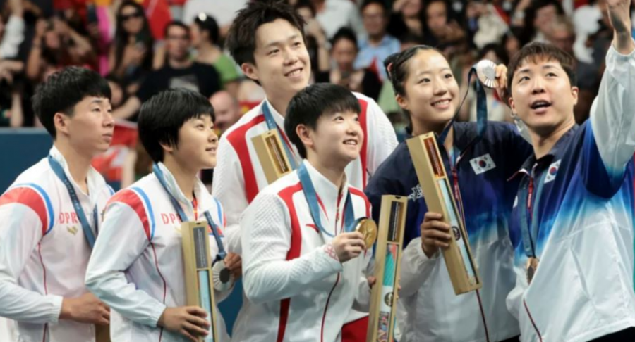 Lojërat Olimpike/ Atletët e Koresë së Veriut dhe të Jugut pozojnë së bashku në një shfaqje uniteti