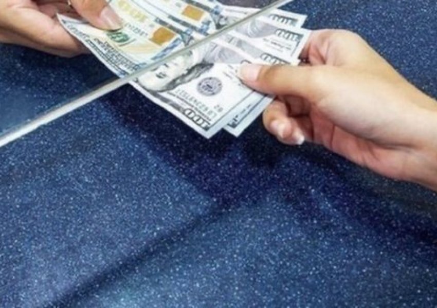 Çfarë po ndodh sot me monedhat e huaja? Forcohet euroja, bie dollari dhe paundi në këmbim me lekun