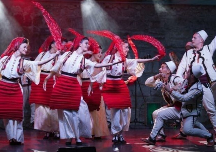 U skaduan kontratat, Ansambli shqiptar në Shkup pa artistë