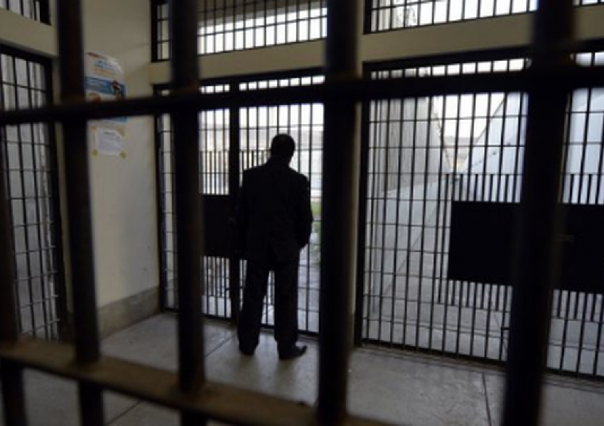 Burgosen 5 serbë për krime lufte/ Gjykata e Prishtinës vendos 30 ditë paraburgim për të akuzuarit