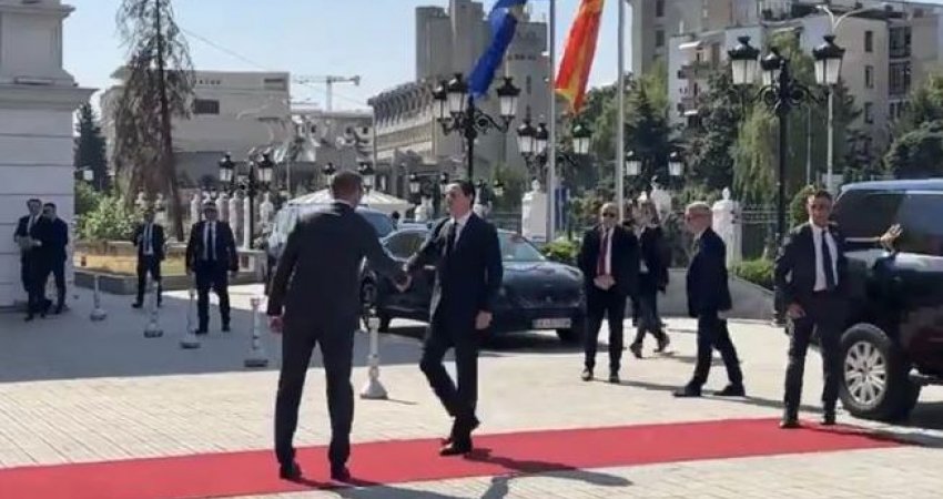Kurti pritet nga Mickoski në Shkup, nis takimi bilateral
