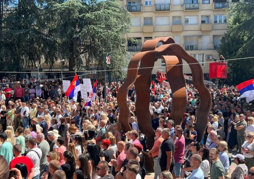 FOTO/ Serbët dalin në protesta, duan urën të mbyllur dhe postat të hapura