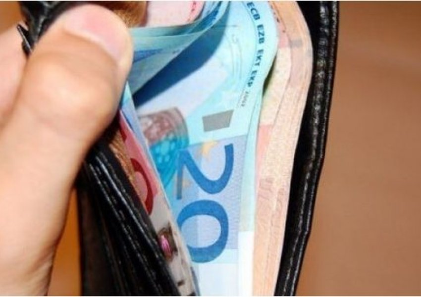 Kosovë/ 12-vjeçari gjeti kuletë me 2500 euro, ia kthen pronarit