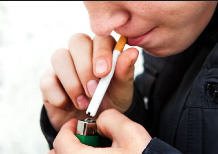Arsyet përse adoleshentët pinë duhan