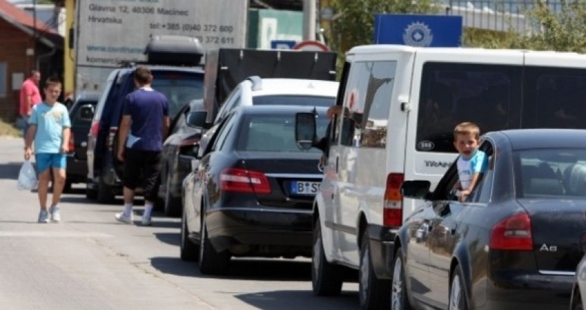 Mbi një orë pritje në Merdar dhe te Dheu i Bardhë mëngjesin e sotëm