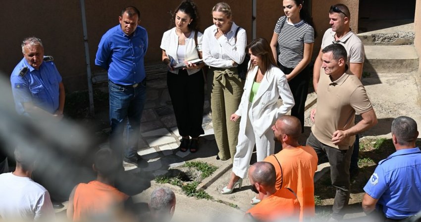 Haxhiu viziton Qendrën e Paraburgimit në Mitrovicë