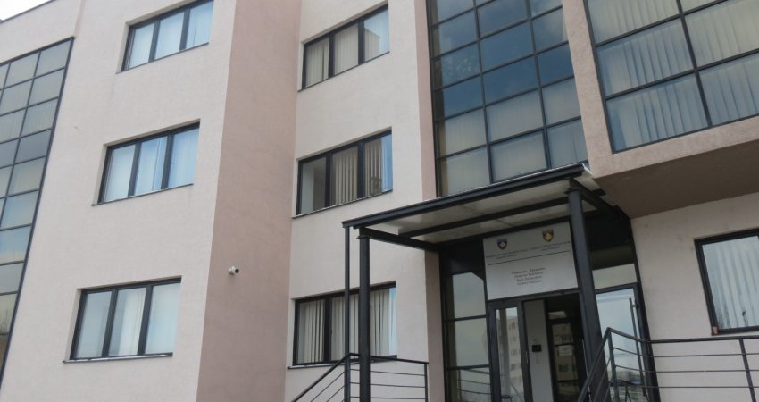 Kërkohet paraburgim ndaj 3 personave për vrasje të rëndë në tentativë dhe armëmbajtje pa leje