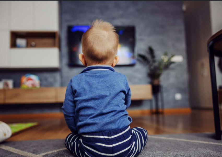 Nëse fëmijët tuaj shikojnë televizor më shumë se dy orë në ditë, janë më të prirur ndaj varësive