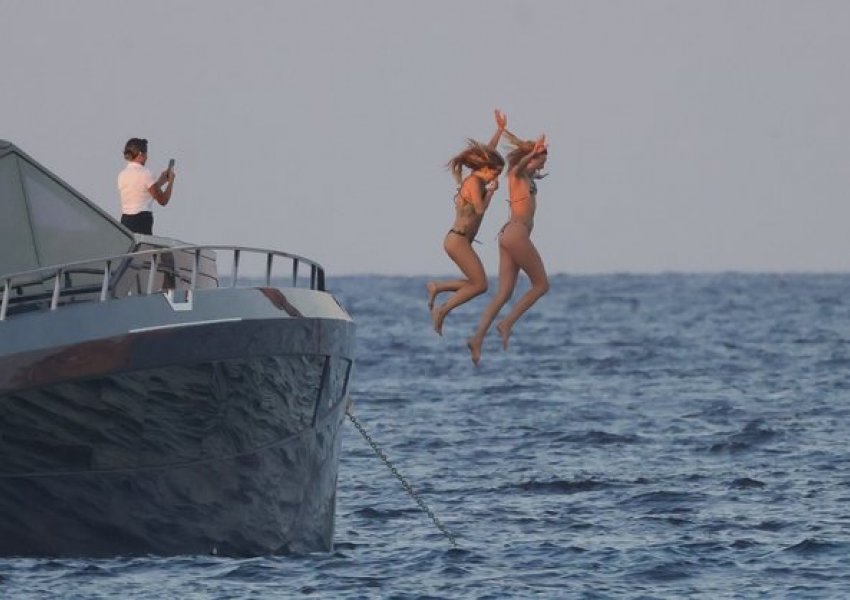 Rita Ora shijon pushimet në ishullin spanjoll