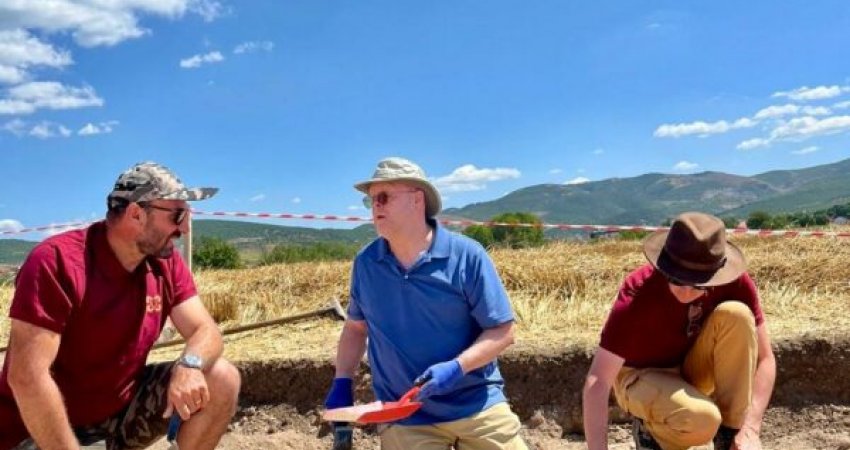 Ambasadori amerikan viziton Parkun Arkeologjik të Ulpianës: Një nga thesarët e trashëgimisë kulturore të Kosovës