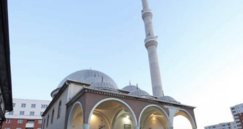 Hajnat thyejnë një xhami në Ferizaj, vjedhin 90 euro