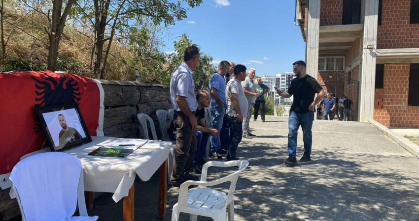 Varrimi i Faton Hajrizit, njerëz me bluza “Liria ka Emër” e flamur kombëtar mblidhen në Klinë të Ulët të Skënderajt 