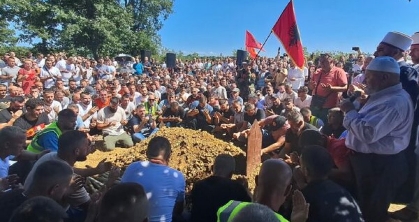 Varroset Faton Hajrizi, qindra qytetarë morën pjesë në ceremoninë mortore 