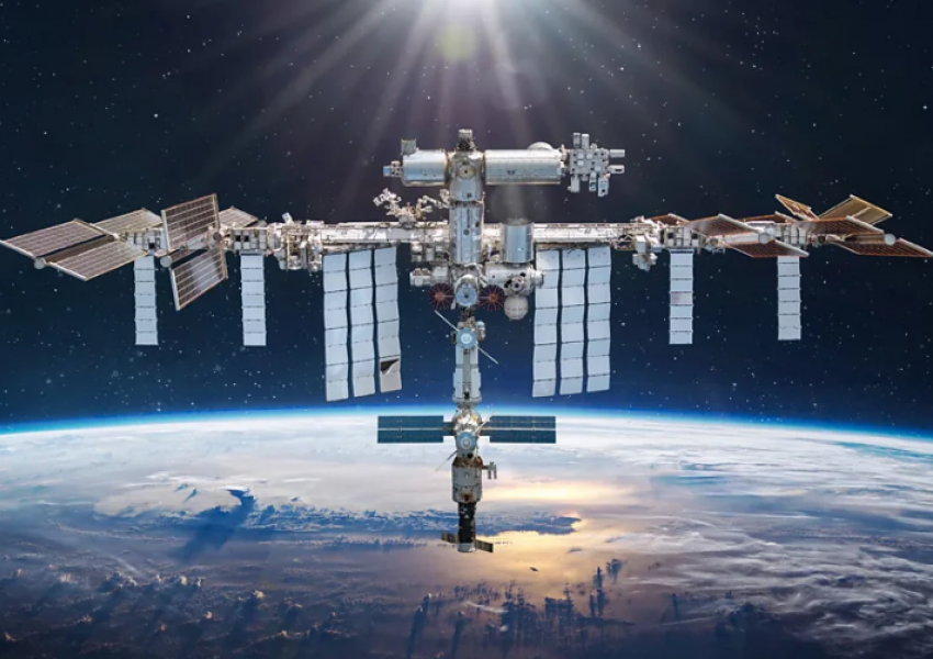 Çfarë ndodh kur astronautët ngecin në hapësirë?