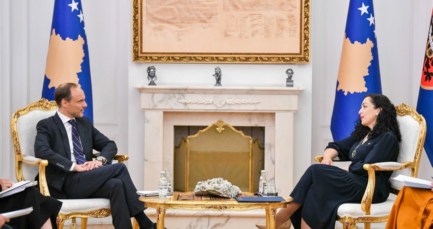 Osmani takon Pope: Ngritja e statusit të Kosovës në Frankofoni, triumf për vlerat frankofone