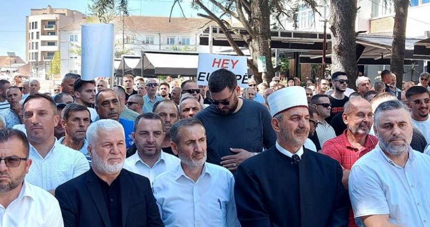Kamberi në protestë: Qeveria në Beograd po refuzon të respektojë të drejtat tona