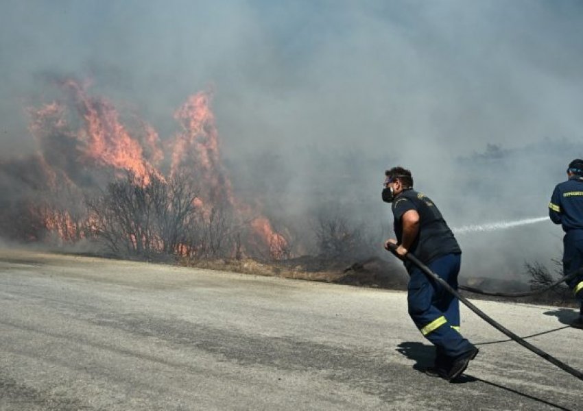 Situatë dramatike në Greqi, flakët 'përpijnë' banesat, banorët evakuohen me shpejtësi