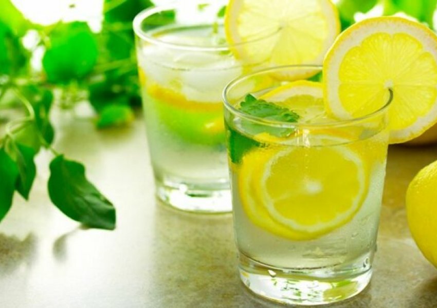 Kur është koha më e mirë për të pirë ujë me limon?