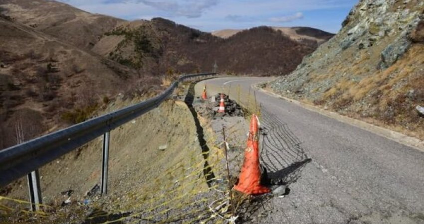 Nënshkruhet kontrata për rehabilitimin e rrugës Podujevë-Bajgorë-Mitrovicë, vlen 4 milionë euro