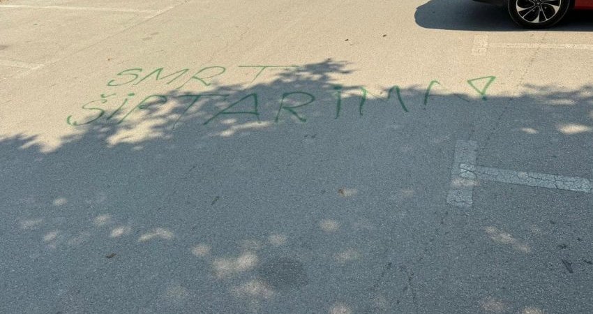 Grafiti “vdekje shqiptarëve” në oborrin e shtëpisë së shëndetit në Bujanoc