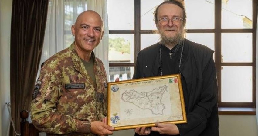 Komandanti i KFOR-it viziton Manastirin e Deçanit
