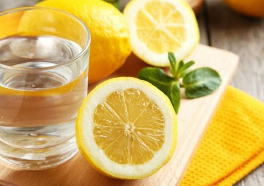 Nëse e konsumoni për të humbur peshë, njihuni me rreziqet e pirjes së ujit me limon çdo ditë