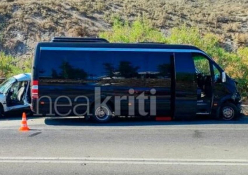 E rëndë në Greqi/ Makina përplaset me furgonin e pasagjerëve, ndërrojnë jetë tre të rinj, në gjendje të rëndë një 22-vjeçare