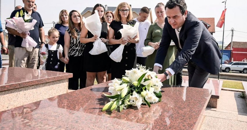 Kurti bën homazhe te varret e Cenë Dugollit e Fazli Greiçevcit, të vdekur nga torturat serbe në Burgun e Prishtinës