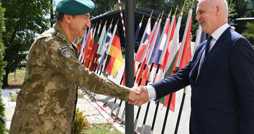 Ulutash takohet me zyrtarin e lartë të NATO-s, flasin për dialogun Kosovë-Serbi